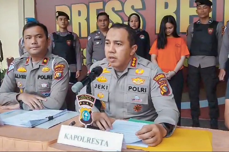 Kapolresta Pekanbaru Kombes Jeki didampingi Kasat Lantas Pekanbaru Kompol Alvin memberikan keterangan terkait kasus kecelakaan lalu lintas maut oleh seorang mahasiswi berinisial MP.