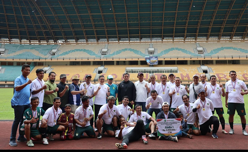 Para pemain, ofisial PS PTPN IV foto bersama usai meraih juara pertama pada Turnamen Piala Gubernur 2024 di Stadion Utama Riau, Pekanbaru, Ahad (4/8/2024)