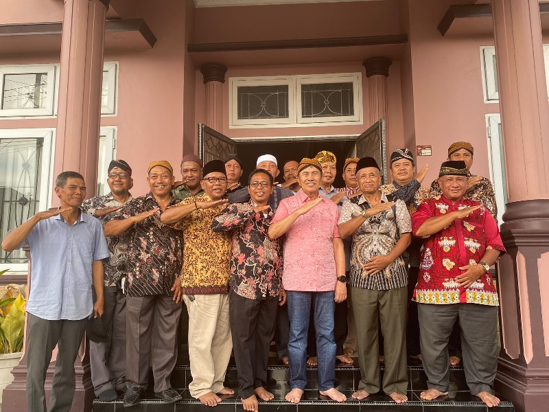 Tokoh masyarakat Jawa Riau foto bersama saat silaturahmi dengan Bakal Calon Gubernur Riau Syamsuar, Ahad (4/8/2024).