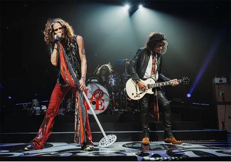 Penampilan Aerosmith di atas panggung dalam sebuah kesempatan.
