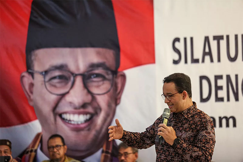 Mantan Gubernur DKI Jakarta, Anies Baswedan menyampaikan sambutan saat menghadiri acara Silaturahmi Idul Adha bersama sejumlah elemen warga di Jakarta, Rabu (19/6/2024).