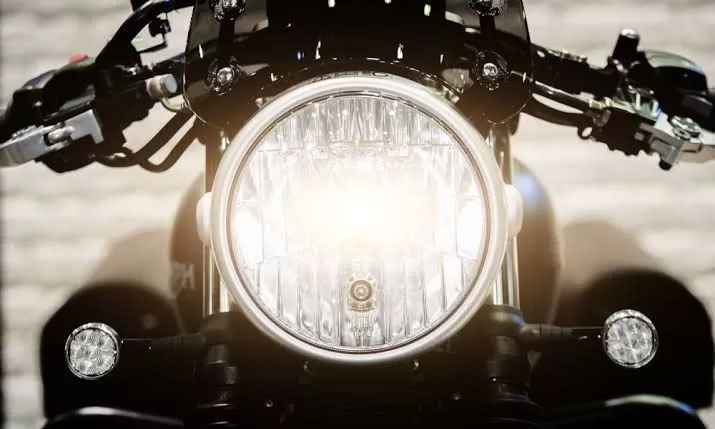 Lampu depan sepeda motor.