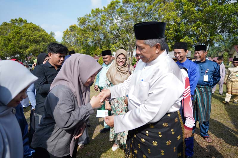 Bupati Siak Alfedri menyerahkan KTP-el kepada warga saat Bujang Kampung, Jumat (2/8/2024).