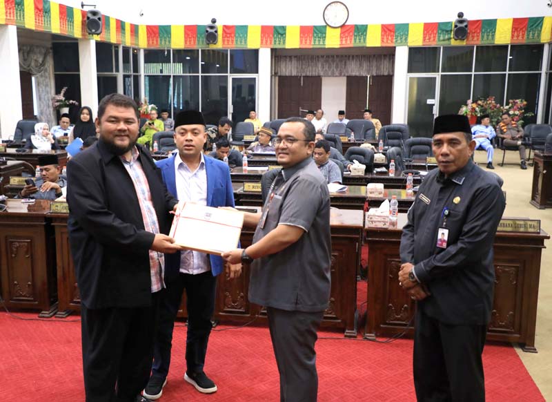 Sekda Rohul Muhammad Zaki SSTP MSi menyerahkan dokumen rancangan KUA dan PPAS tahun 2025 dan dua ranperda kepada Ketua DPRD Rohul.