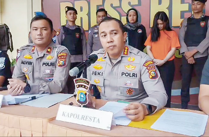 ERI KETERANGAN: Kapolresta Pekanbaru Kombes Jeki Rahmat Mustika didampingi Kasat Lantas Pekanbaru Kompol Alvin Agung Wibawa memberikan keterangan kepada wartawan terkait kasus kecelakaan lalu lintas