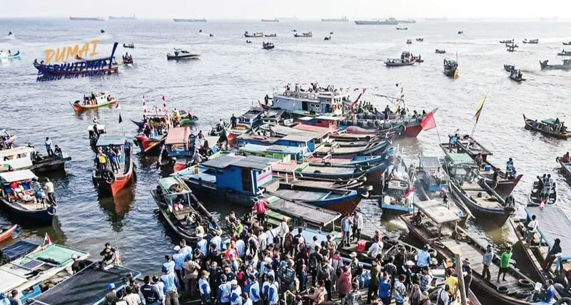meriahkan: Ratusan Masyarakat Dumai dan luar Kota Dumai memeriahkan event Lomba Mancing Pesta Rakyat Pesisir Dumai di laut Dumai.
