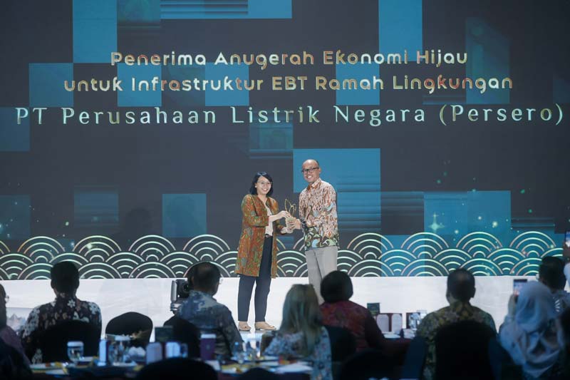 Direktur Manajemen Produk Detik Network Sena Achari (kiri) me&shy;nye&shy;rahkan Anugerah Ekonomi Hijau untuk Infra&shy;struktur EBT Ramah Lingkungan kepada PLN