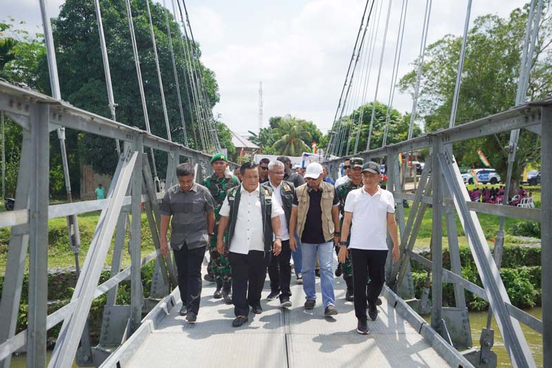 Pj Gubri SF Hariyanto meninjau jembatan gantung Sepungguk-Salo, Kabupaten Kampar usai diresmikan, Sabtu (3/8/2024).