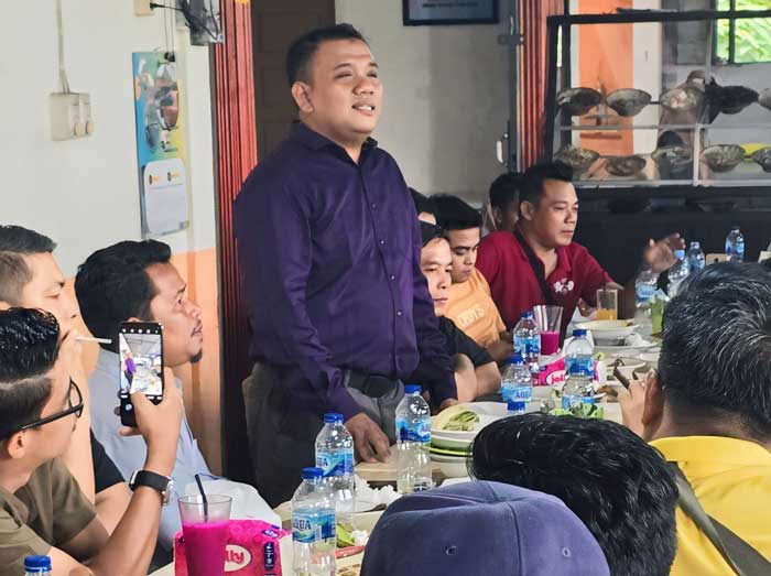 Bakal calon Wakil Bupati H Sutoyo bersilaturahmi dengan awak media, Senin (5/8/2024) di Teluk Kuantan.