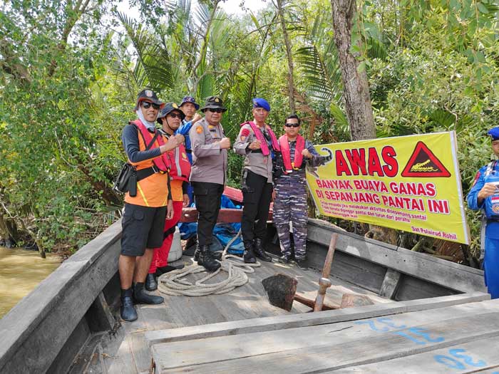 Tim gabungan usai memasangkan spanduk berisi himbauan waspada buaya, di tepian sungai Rokan di Bagansiapiapi baru baru ini.