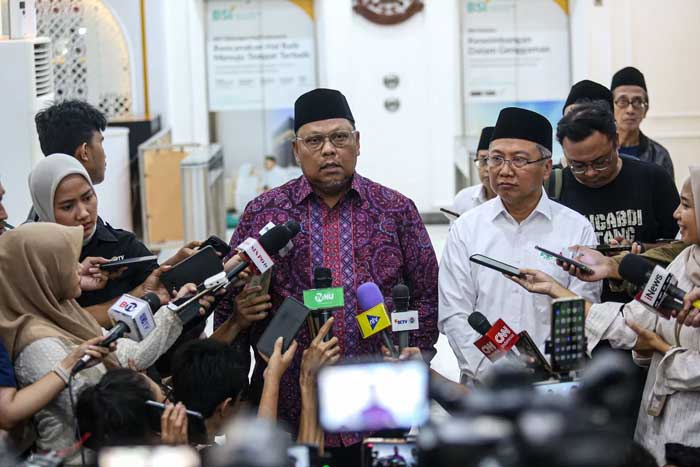 Mantan Sekretaris Jenderal Partai Kebangkitan Bangsa (PKB) Lukman Edy (kiri) didampingi Ishaq Zubaedi Raqib (kanan).