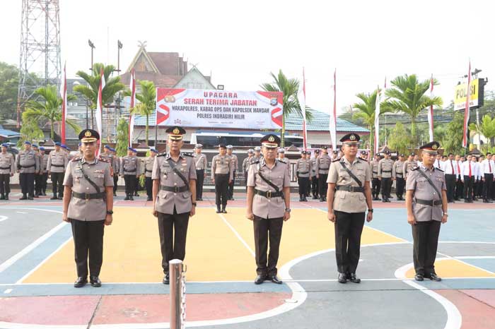 Sejumlah pejabat utama Polres Inhil, menjalankan proses upacara Sertijab, Senin (6/8/24).