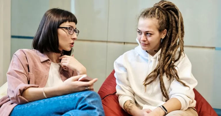 Ilustrasi orang yang menghadapi kritik dengan elegan.