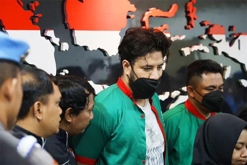 Ammar Zoni berbaju tahanan saat gelar rilis di Polres Jakarta Barat, Jumat (15/12/2023).