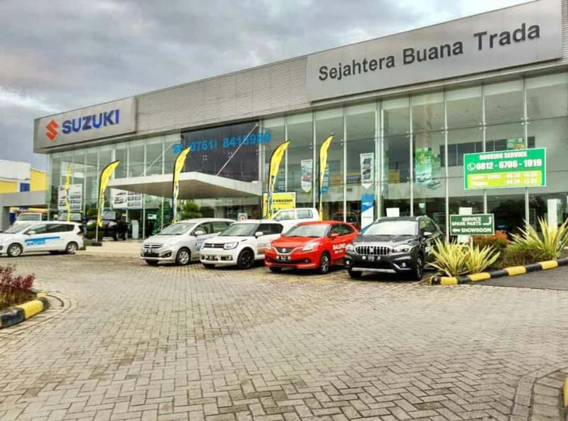 Beberapa mobil Suzuki berjejer di depan kantor PT Sejahtera Buana Trada, Pekanbaru, beberapa waktu lalu.