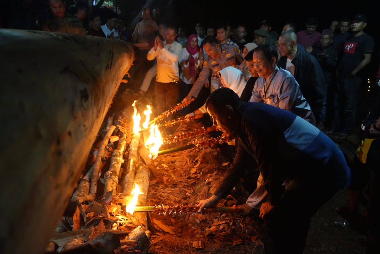Bupati Kuansing, Dr H Suhardiman Amby melayur jalur Desa Lubuk Ambacang, Senin (5/8/2024) malam.