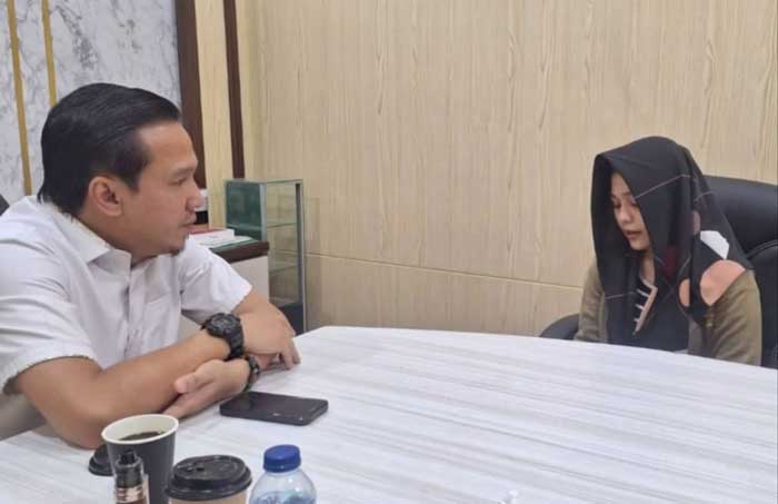Dirnarkoba Polda Riau Kombes Pol Manang Soebeti saat mengintrogasi salah seorang teman Marisa, SW di Mapolresta Pekanbaru, Selasa (6/8/2024).