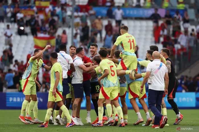 Para pemain Timnas Spanyol U-23 merayakan keberhasilan mereka mengalahkan Timnas Maroko U-23 dengan skor 2-1 pada babak semifinal Olimpiade Paris 2024.