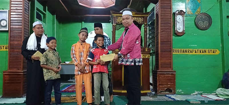 Camat Teluk Meranti, Raja Eka Putra menyalurkan santunan kepada anak yatim yang ada disekitar Masjid Nurul Ikhsan Desa Pangkalan Terap usai melaksanakan program Magrib Mengaji ,Selasa (6/8) malam