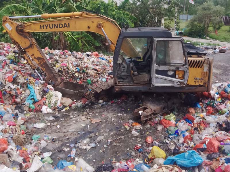Ekskavator milik Perkim LH Kepulauan Meranti rusak di tengah tumpukan sampah yang meluber di TPS Gogok, Kecamatan Tebingtinggi Barat, Kepulauan Meranti, Selasa (6/8/2024).