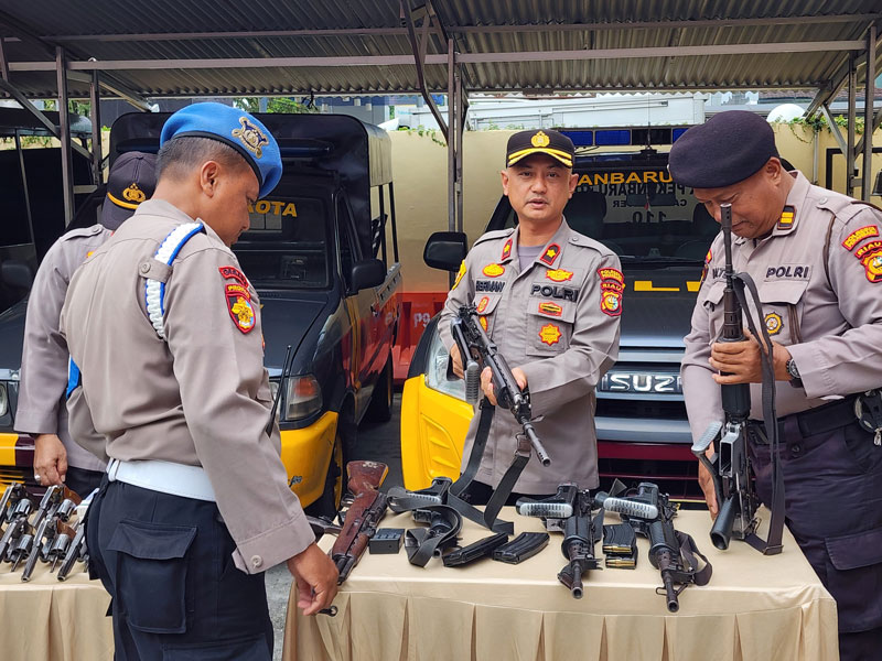 PERIKSA SENJATA: Kapolsek Pekanbaru Kota Kompol Herman Pelani melakukan pemeriksaan senjata di internal Polsek Pekanbaru Kota, Selasa (6/8/2024).