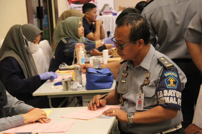 DONOR DARAH: Para petugas Lapas Pekanbaru mengikuti donor darah di Kantor Kanwil Kemenkumham Riau dalam rangka peringatan Hari Pengayoman ke-79, Selasa (6/8/2024).