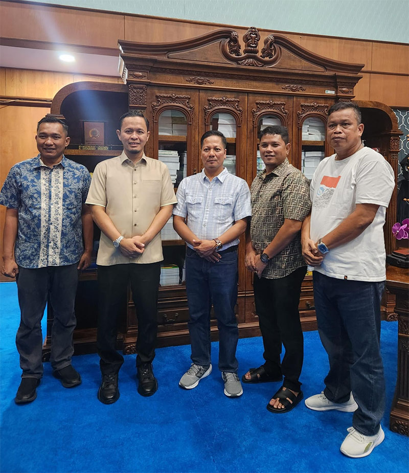 H Mukhlisin (tengah baju putih) bersama Ketua DPD Partai Demokrat Riau Agung Nugroho dan Ketua DPC Partai Demokrat Kuansing Fedrios Gusni.