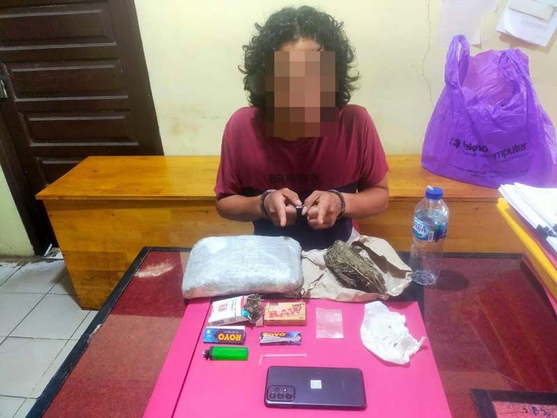 Pengedar narkoba jenis sabu dan ganja RI (24) ditangkap  jajaran Polsek Siak Hulu, Kampar, Senin (5/8/2024).