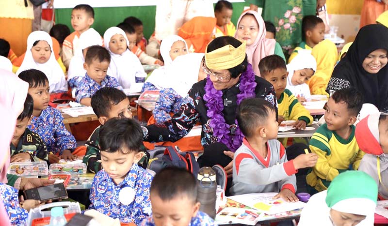 Ketua LPAI Pusat Seto Mulyadi menyapa anak TK usai membuka  lomba mewarnai dan Pildacil tingkat kabupaten dalam rangka Peringatan HAN tingkat Provinsi Riau di Taman Kota Pasirpengaraian, Rabu (7/8/202