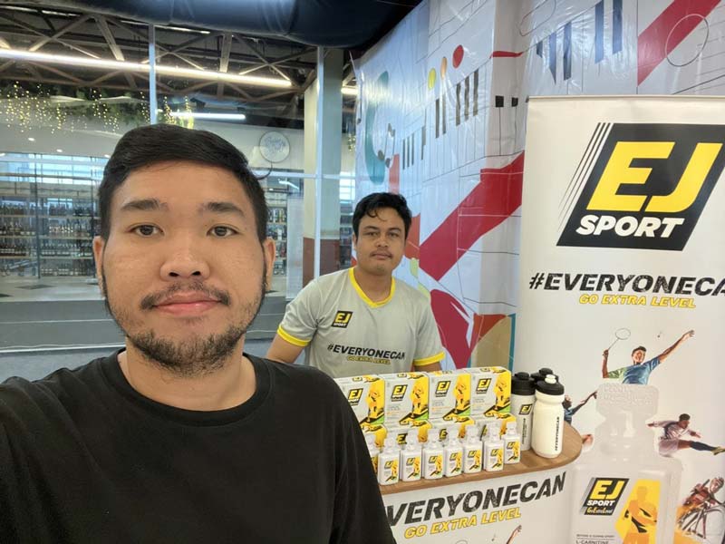 Marketing Supervisor M Alkadri foto sambil menunjukkan produk EJ Sport, beberapa waktu lalu.