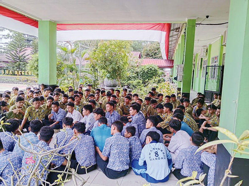 KUMPULKAN SISWA: Mengetahui adanya dugaan tawuran antar pelajar, pihak SMAN 8 Mandau langsung mengumpulkan siswanya, Rabu (7/8/2024).