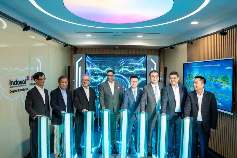 President Director and CEO Indosat Ooredoo Hutchison (tengah) beserya jajarannya meresmikan Digital Intelligence Operations Center (DIOC) di Jakarta, belum lama ini.