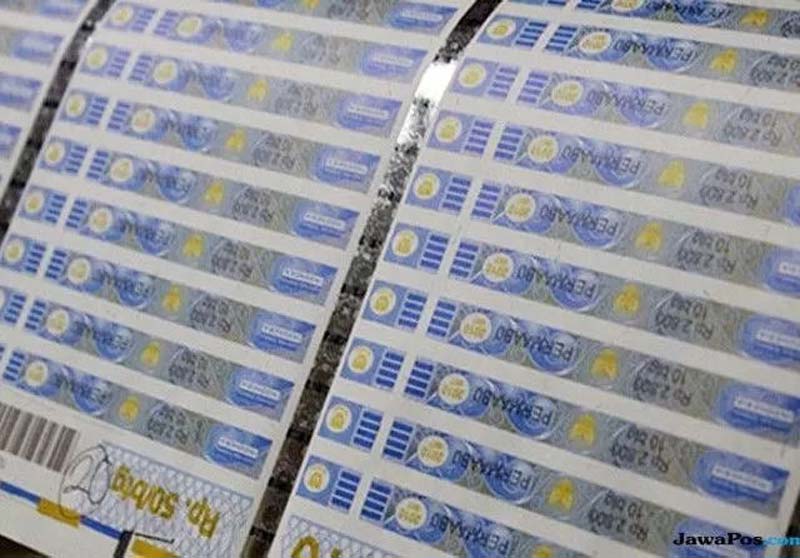 Cukai rokok yang akan ditempelkan pada kotak rokok. Cukai akan naik tahun 2025 dan berpengaruh terhadap harga jual rokok di pasaran.