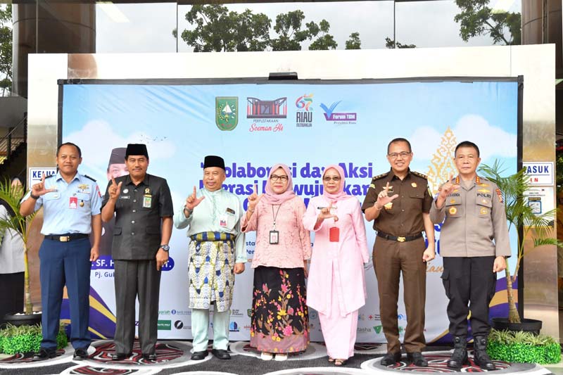 Asisten III Setdaprov Riau Ely Wardani, Direktur Operasional BRK Syariah Said Syamsuri,  Kepala Dinas Perpustakaan dan Kearsipan Provinsi Riau Mimi Yuliani dan tamu undangan berfoto bersama.
