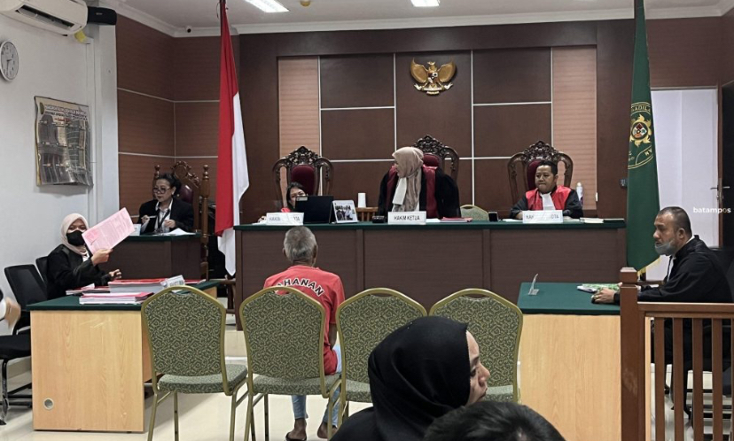 Tukiman saat menjalani sidang di Pengadilan Negeri Batam, Selasa (6/8).