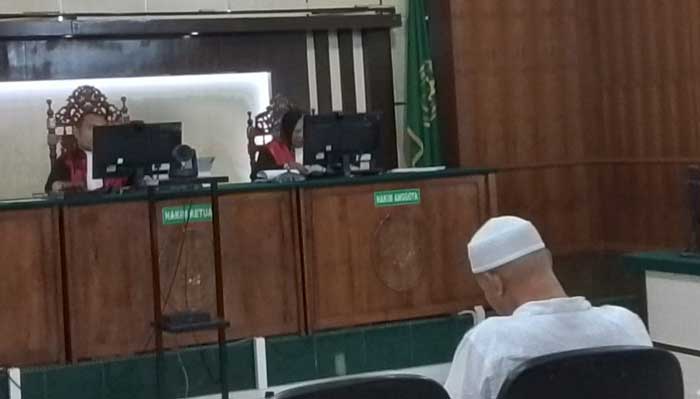 Mantan Rektor UIN Suska Riau Akhmad Mujahidin tertunduk saat mendengarkan amar putusa hakim atas kasus korupsi yang mendekapnya di PN Pekanbaru pada Kamis (8/8/2024)