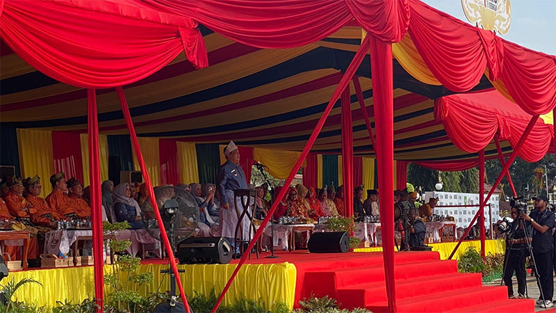 Pj Gubri SF Hariyanto saat menjadi pemimpin upacara hari jadi ke 67 Provinsi Riau di halaman kantor gubernur Riau, Jumat (9/8).