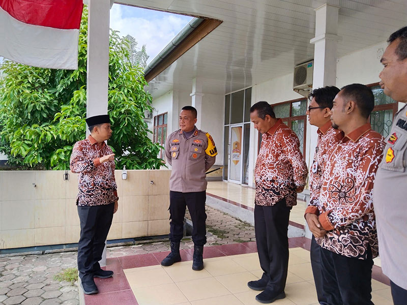 Ketua KPU Rohil Eka Murlan berdiskusi dengan Kapolres Rohil AKBP Imam Isa Syahroni didampingi sejumlah komisioner KPU Rohil di Bagansiapiapi, Kamis (8/8/2024).