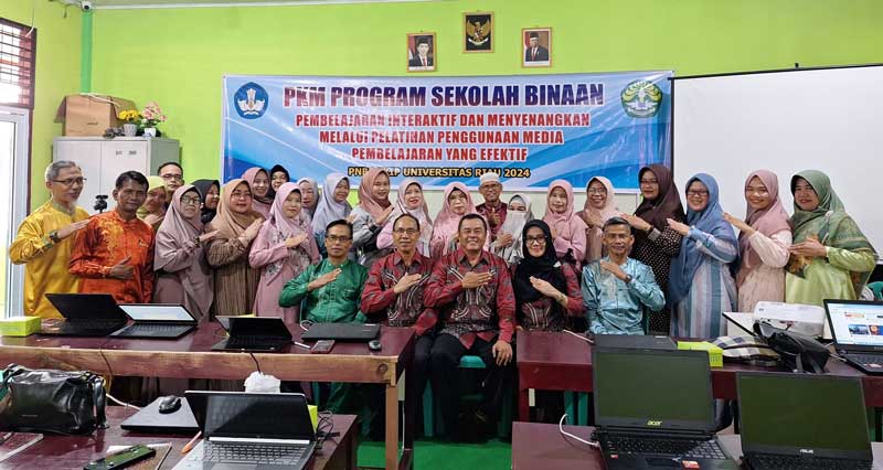 Batik warna merah marun, dari kiri: Dr Gimin, Prof Dr Caska, dan Prof Dr Henny Indrawati (Narasumber PKM Program Sekolah Binaan) dan peserta pelatihan foto bersama.