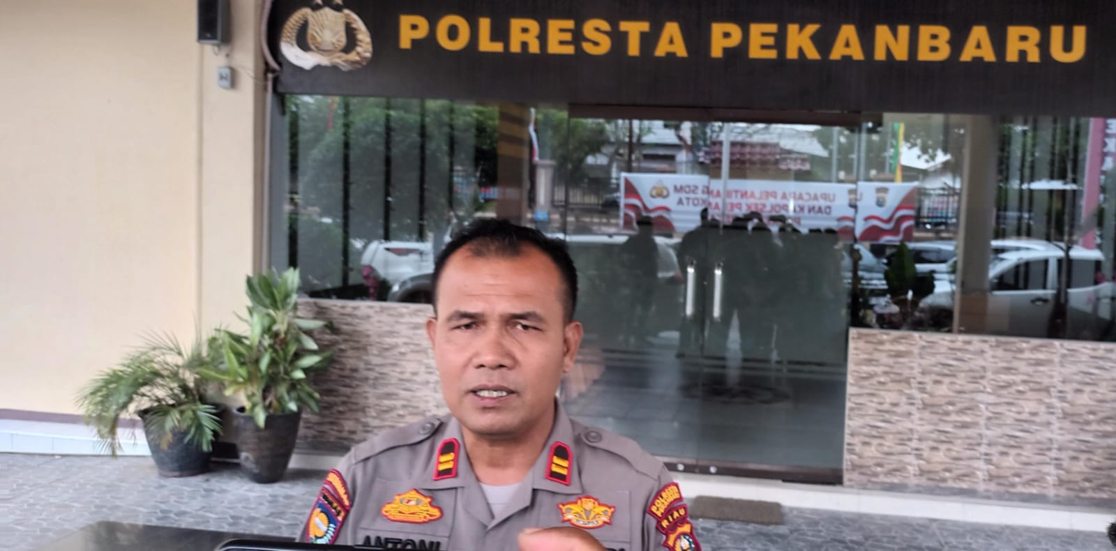 Kasi Humas Polresta Pekanbaru Iptu Antoni Siregar memberi keterangan pers di Mapolresta Pekanbaru, Jumat (9/8/2024) sore.