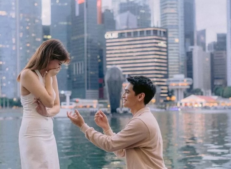 Cassandra Lee dilamar kekasihnya Ryuken Lie di Marina Bay Sands, Singapura.