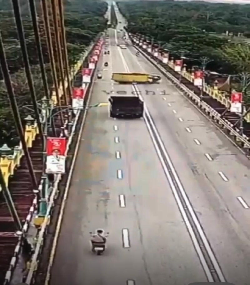 Pergerakan colt diesel di atas Jembatan TASL Kota Siak terpantau CCTV jembatan, sebelum akhirnya menabrak dump truk, Jumat (9/8/2024).