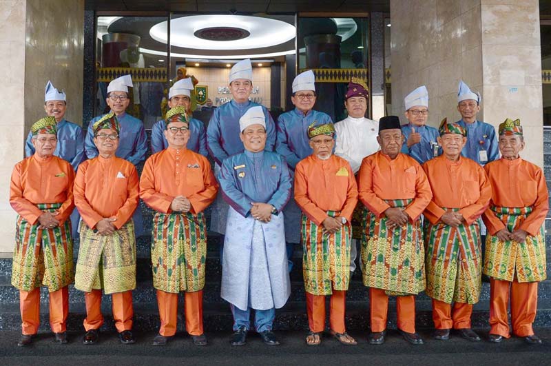 Pj Gubri SF Hariyanto foto bersama Gubernur Riau pada masanya dan Forkopimda Riau.