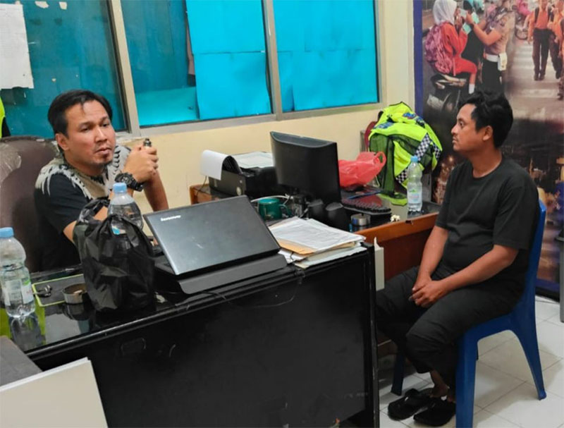Direktur Reserse Narkoba Polda Riau Kombes Pol Manang Soebeti saat mengintrogasi pengendara minibus yang tabrak seorang pengemudi ojol hingga tewas, Sabtu (10/8/2024).