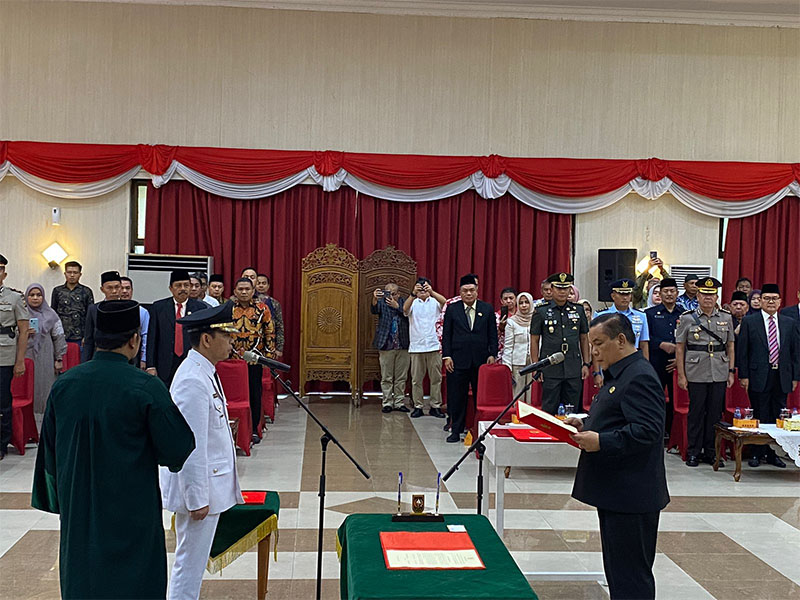 Pj Gubri SF Hariyanto melantik Pj Bupati Inhil Erisman Yahya di gedung daerah Riau, Sabtu (10/8/2024).