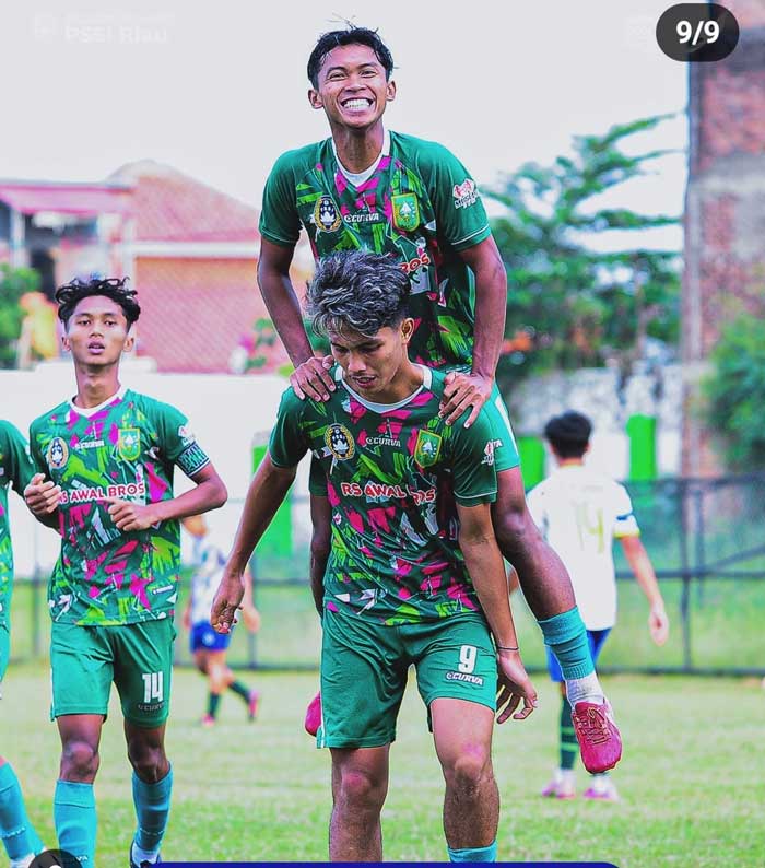 Pemain tim PON  Riau Wahyu Pratama dan Dimas Nugraha melakukan selebrasi usai mencetak gol ke gawang tim PON Jawa Barat .