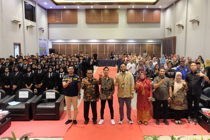 Foto bersama peserta pelatihan magang ke Jepang dan peresmian Sending Organization (SO) LPK Cahaya Subarashi Indonesia di Mona Plaza Hotel, Jalan HR Soebrantas, Pekanbaru, Sabtu (10/8/2024).