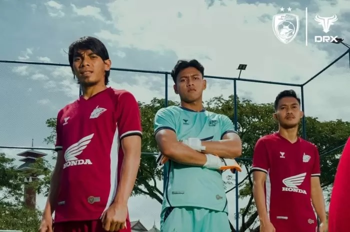PSM Makassar mengalahakn tamunya Persis Solo 3-0 pada laga perdananya di Liga 1 Indonesia 2024/2025 di Stadion Batakan Balikpapan. )