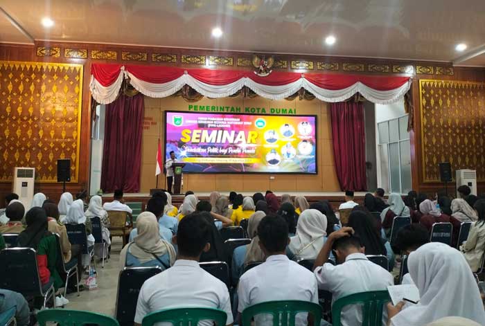 FPK -LKKMD, Sabtu (10/8/2024) menggelar seminar pendidikan politik bagi pemilih pemula di gedung Sri Bunga Tanjung, Kelurahan Teluk Binjai, Kecamatan Dumai Timur.