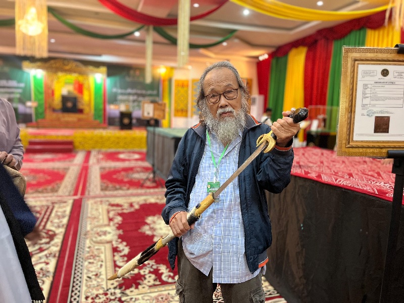 Sastrawan Indonesia Sutardji Calzoum Bachri saat melihat pameran benda peninggalan Rasulullah SAW dj Balai Adat Melayu Riau, Sabtu (10/8/2024).